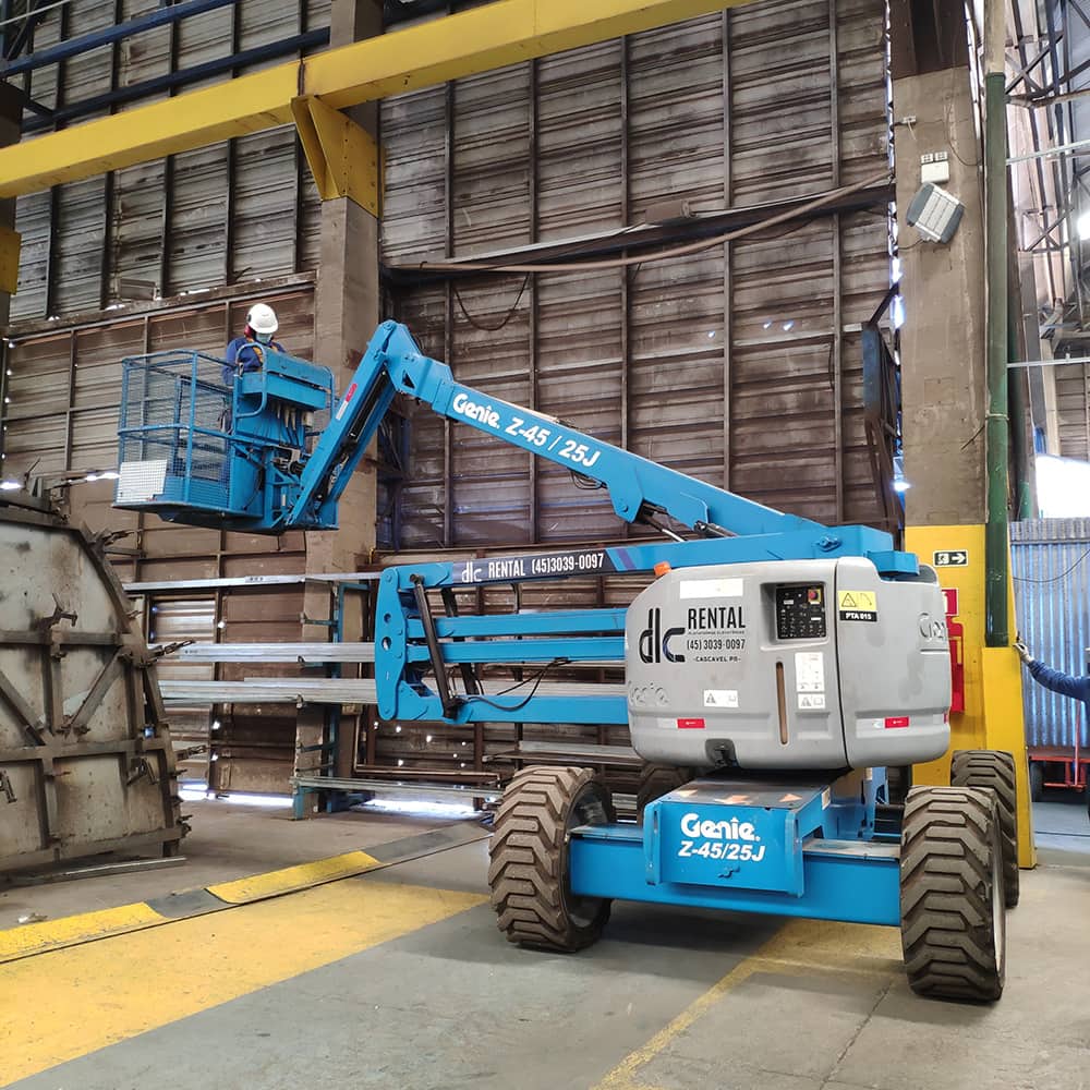 Técnico realizando manutenção preventiva em plataforma elevatória DLC Rental