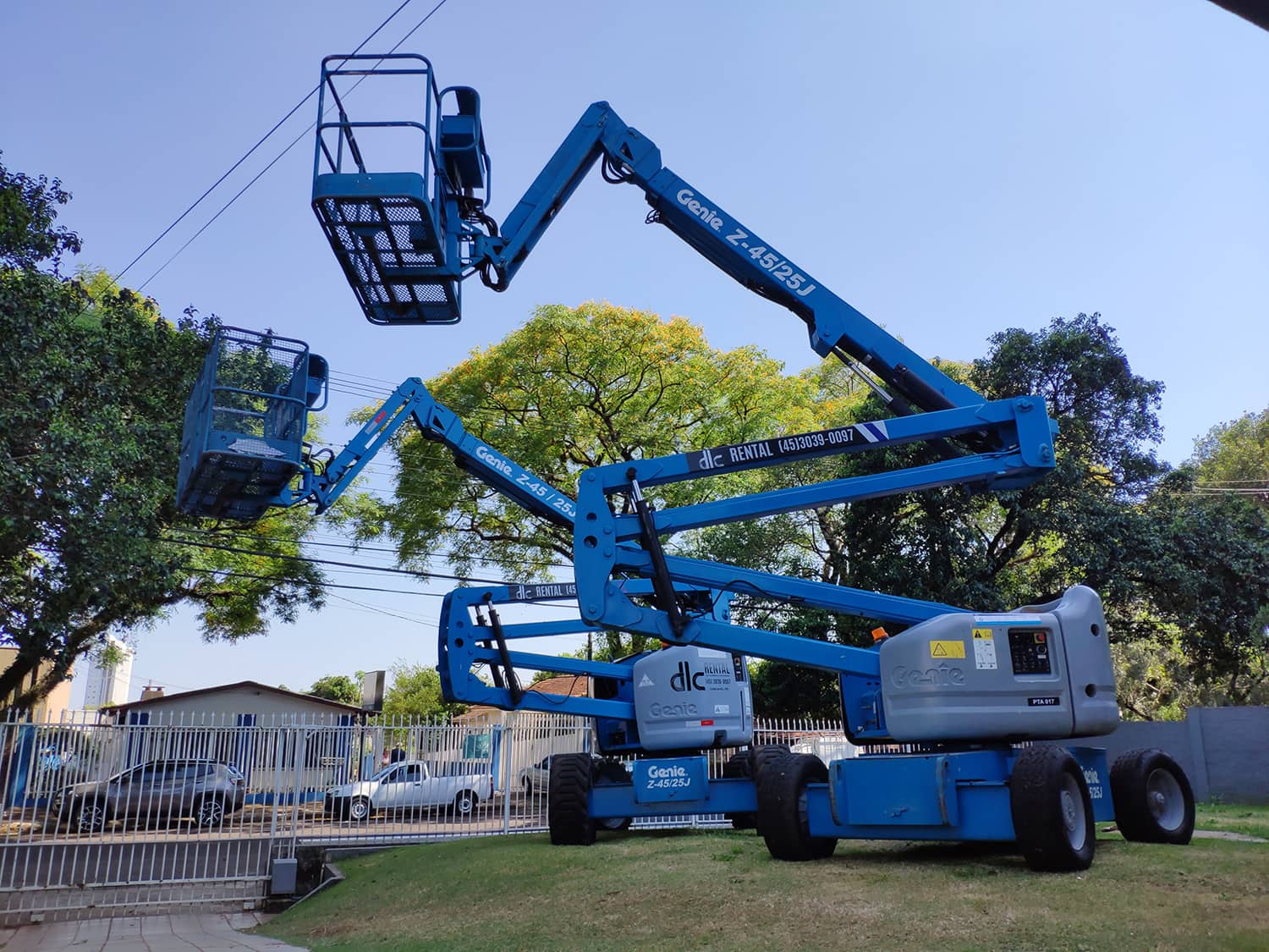 Plataforma elevatória articulada DLC Rental em operação numa obra