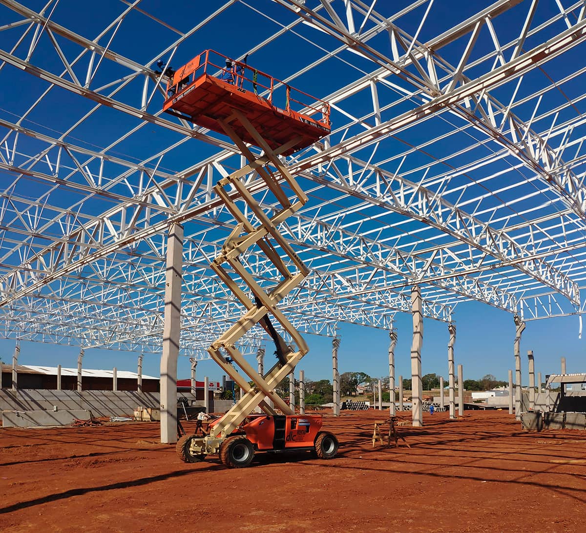 Plataforma elevatória tipo tesoura em obra